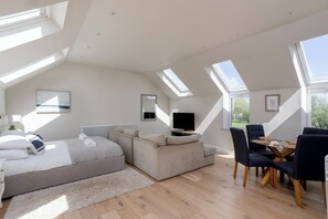 5 bedrooms, desk, iron/ironing board, travel cot