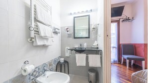 A modern bathroom with a sink, mirror, and towel rack. - Room-camera Doppia in History House (Rome)