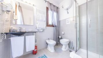 Habitación, 2 habitaciones, para fumadores, Terraza | Baño