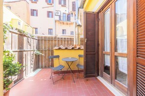 Rom, 2 soverom, røyk, terrasse | Overnattingsstedets uteområder