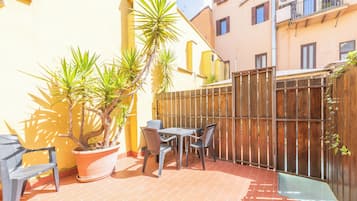 Habitación, 2 habitaciones, para fumadores, Terraza | Áreas de la propiedad