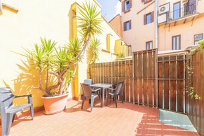 Habitación, 2 habitaciones, fumadores, terraza | Jardines del alojamiento