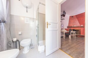 Room, 2 Bedrooms, Smoking, Terrace | Bathroom - Room-family Room in History House (Rome)