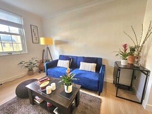 TV connectée, livres, écrans d'ordinateur