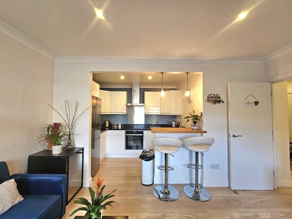 Fridge, microwave, oven, stovetop - Outstanding Riverside 1-bed flat by the Thames in private residential (London)