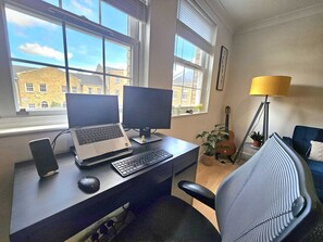 Interior - Outstanding Riverside 1-bed flat by the Thames in private residential (London)