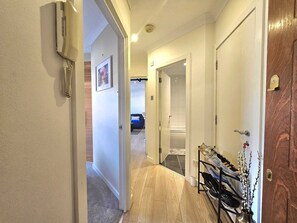 Interior - Outstanding Riverside 1-bed flat by the Thames in private residential (London)