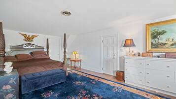 4 slaapkamers, een bureau, een strijkplank/strijkijzer, reisbedje