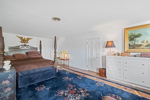 4 slaapkamers, een bureau, een strijkplank/strijkijzer, reisbedje