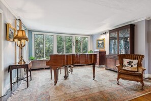 Lobby - Spacious Dartmouth College Home-Perfect for Student Activities, Alumni Visits, or just a nice weekend getaway! (Hanover)