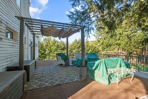 Terrace/patio - Spacious Dartmouth College Home-Perfect for Student Activities, Alumni Visits, or just a nice weekend getaway! (Hanover)