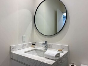 Regadera, secadora de cabello, toallas 