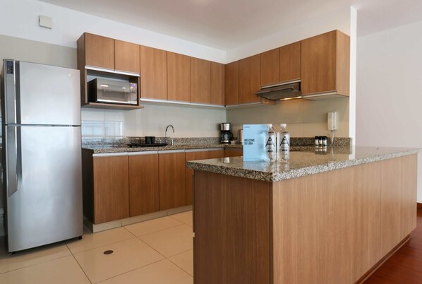 Kühlschrank, Mikrowelle, Herdplatte, Wasserkocher mit Kaffee-/Teezubehör