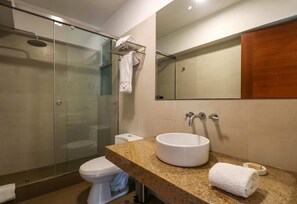 Bruser, hårtørrer, håndklæder