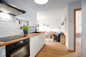 Een koelkast, een magnetron, een oven, een kookplaat