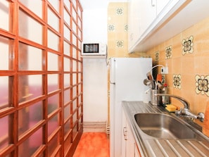 Private kitchen - Cozy Apartment Near Beach with Wi-Fi – Sleeps 4 (Lloret de Mar)