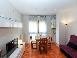 Living area - Cozy Apartment Near Beach with Wi-Fi – Sleeps 4 (Lloret de Mar)
