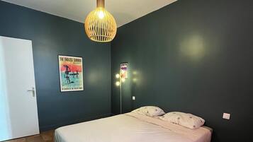 2 habitaciones, tabla de planchar con plancha, wifi y ropa de cama