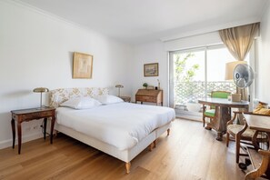 2 bedrooms, desk, WiFi, bed sheets