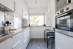 Fridge, dishwasher, toaster, cookware/dishes/utensils