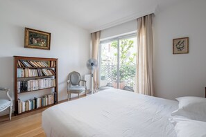 2 bedrooms, desk, WiFi, bed sheets - Refined Retro, by Veeve (Paris)