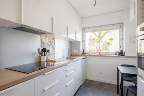 Fridge, dishwasher, toaster, cookware/dishes/utensils - Refined Retro, by Veeve (Paris)