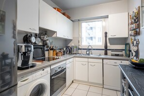 Kylskåp, mikrovågsugn, ugn och diskmaskin