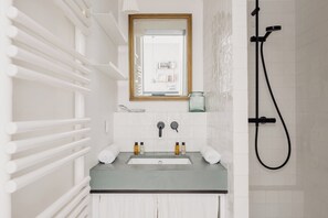 Douche, sèche-cheveux, serviettes fournies
