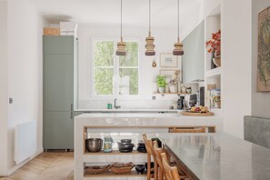 Kühlschrank, Mikrowelle, Geschirrspüler, Toaster