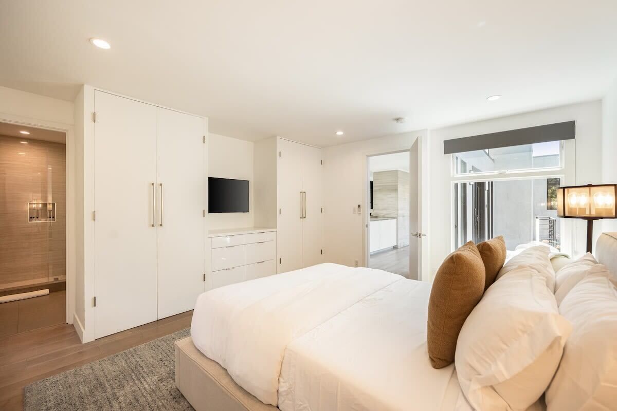 4 bedrooms, desk, iron/ironing board, travel crib