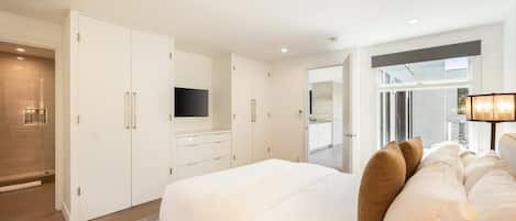 4 habitaciones, escritorio y tabla de planchar con plancha