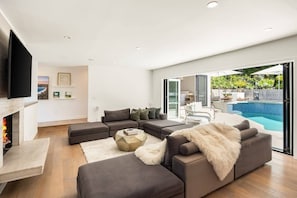 Fernseher, Kamin, Bücher, Stereoanlage