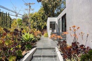 Property grounds - Beverly Hills Canyon Villa by Stay Awhile Villas (Beverly Hills)