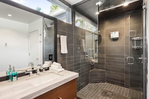 Regadera, amenidades de baño ecológicas, secadora de cabello, toallas 