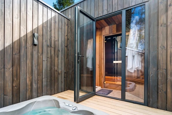 Outdoor spa tub - Fawns Keep - Hot Tub and Sauna Retreat (Tower Wood, Bowness-on-Windermere)