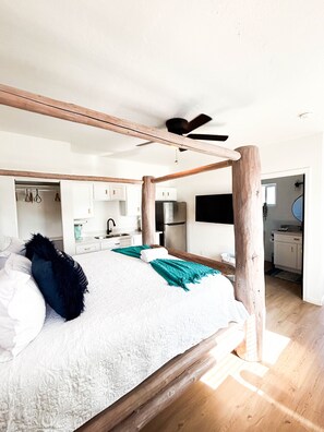 6 bedrooms, desk, iron/ironing board, travel crib