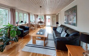 Smart TV, fireplace - 4 bedroom nice home in örkeljunga (Örkeljunga)