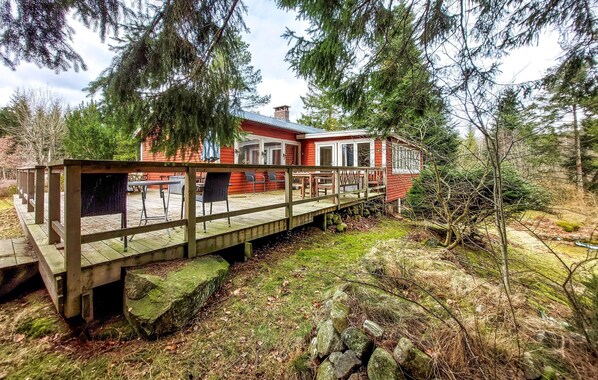 Outdoor dining - 4 bedroom nice home in örkeljunga (Örkeljunga)