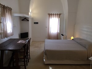 4 habitaciones, tabla de planchar con plancha, wifi y ropa de cama