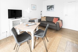 TV, books, stereo - Haus Kerstin Ferienwohnung "backbord" (Juist)