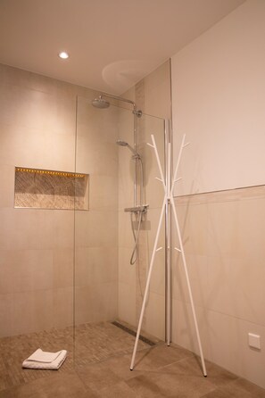 Douche, sèche-cheveux, serviettes fournies