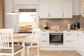 Réfrigérateur, un four, surface de cuisson, lave-vaisselle