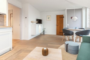 TV, books, stereo - Haus Kerstin Ferienwohnung "lee" (Juist)