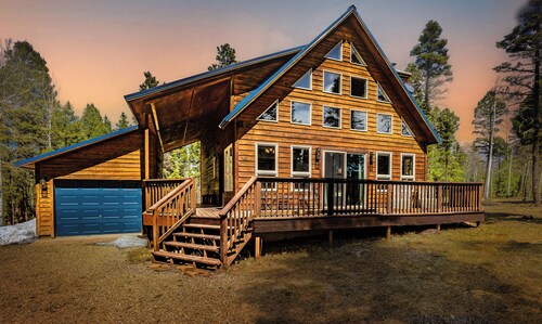 Quaint cabin <5 miles to ski, great for families, deck & grill