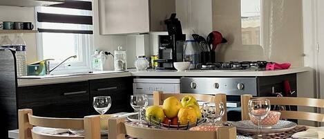 Kühlschrank, Mikrowelle, Ofen, Herdplatte