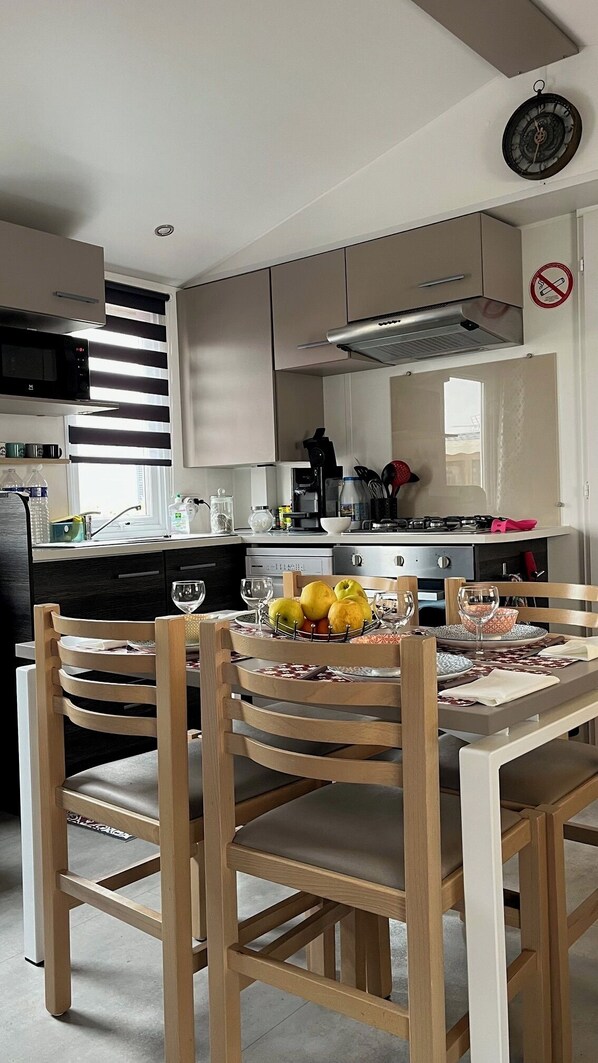 雪櫃、微波爐、焗爐、爐具