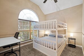 4 dormitoris, escriptori, planxa i posts de planxar i wifi gratuïta