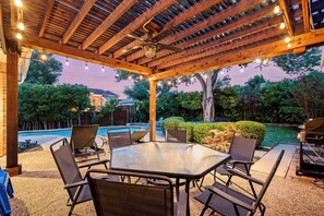 Outdoor dining - Family Home w/ Pool & Hot Tub + Huge Gameroom (Carrollton)