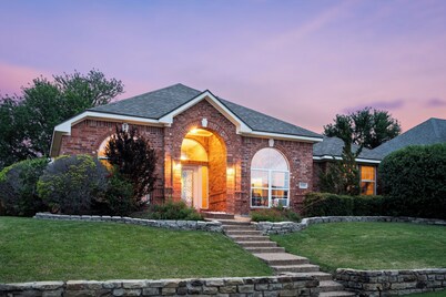 Family Home w/ Pool & Hot Tub + Huge Gameroom