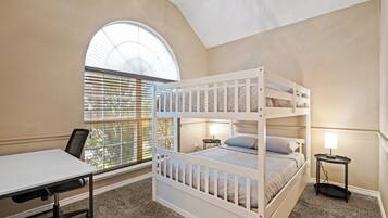 3 bedrooms, desk, iron/ironing board, free WiFi